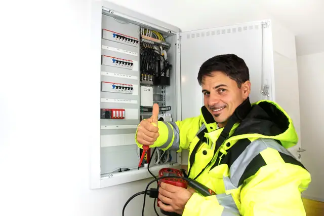 Desa Bilişim teknisyeni elektrik ve güvenlik panosunda çalışırken